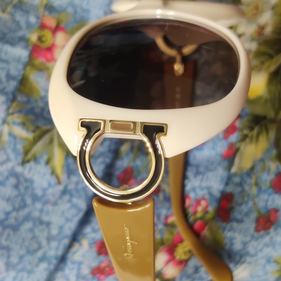 Salvatore Ferragamo 🤎 Ivory & Tan round sunglasses 100% Authentic - Picture 6 of 7